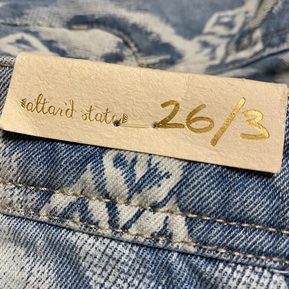 Altar’d State Jean Shorts Women’s 26/3 Light Wash Bleached Diamond Printed Denim